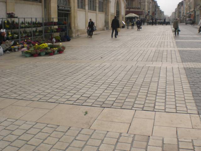 Dalles et pavés en pierres naturelles de V.A.T.C. / Vidraco Ataija Beige finition flammée