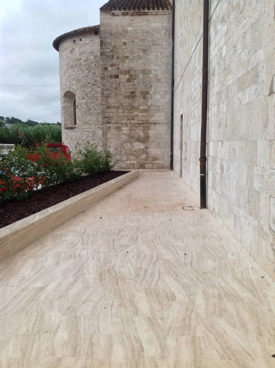 Dallages en TRAVERTIN ASCOLA NO VENATO / TRAVERTIN ASCOLANO STANDARD