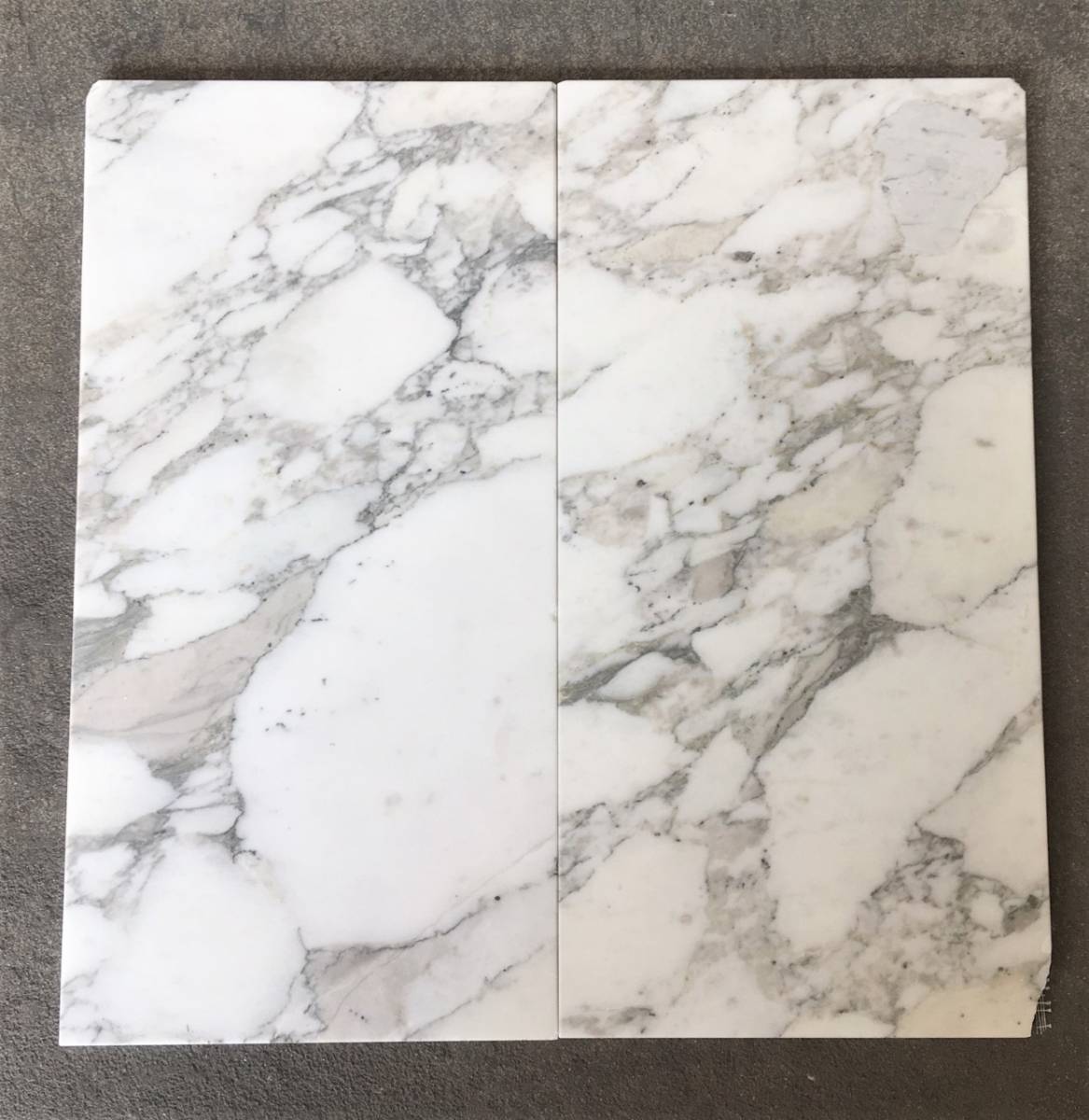 PLAQUETTES EN MARBRE ARABESCATO