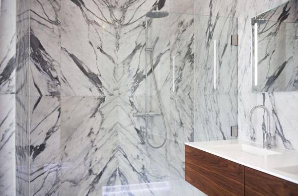 Salle de bain en MARBRE ARABESCATO FANIELLO A LIVRE OUVERT / MACCHIA APERTA