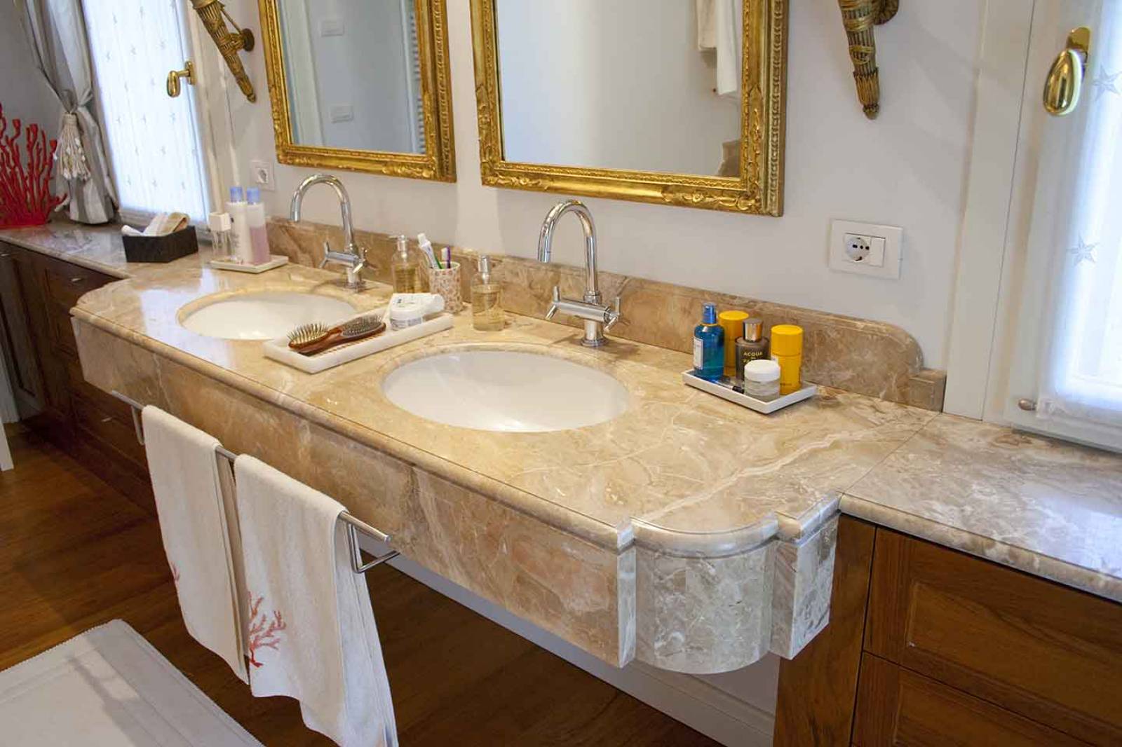 SALLE DE BAIN EN MARBRE BRECCIA ONICIATA