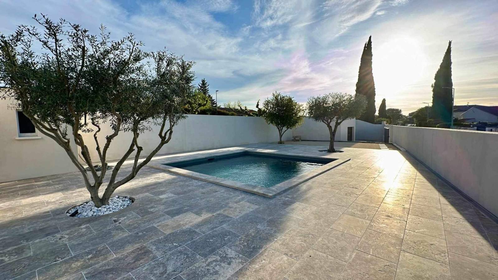 TERRASSE ET MARGELLES EN TRAVERTIN SILVER 1ER CHOIX