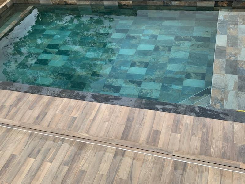 CARRELAGE PISCINE BALI AVEC MARGELLES DE PISCINE EN ARDOISE NOIRE