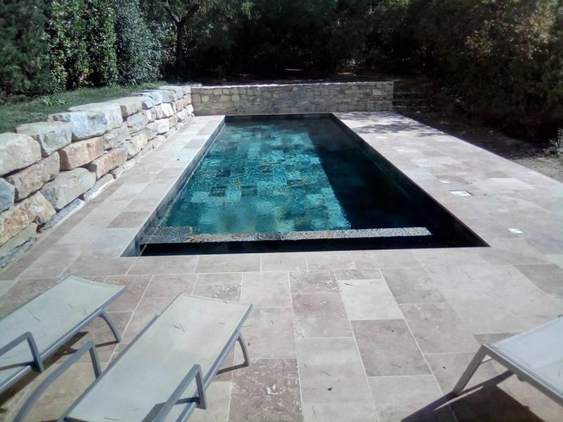 CARRELAGE PISCINE MYSTIQUE BLACK POUR INTERIEUR DE PISCINE AVEC MARGELLES ET TERRASS DE PISCINE EN PIERRE NATURELLE DE TRAVERTIN MIX