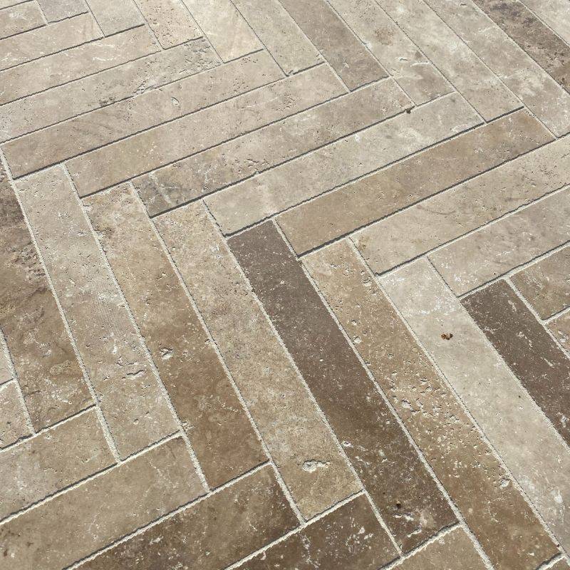 CHEVRON EN TRAVERTIN