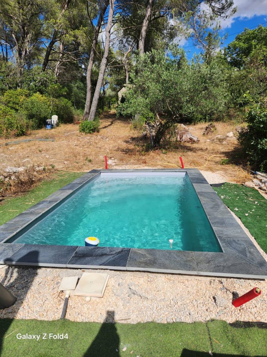 MARGELLES DE PISCINE EN PIERRE DE BALI MIX GREY - METAL KINARA